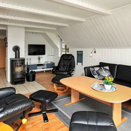 Three-bedroom Holiday In 86 * Blåvand